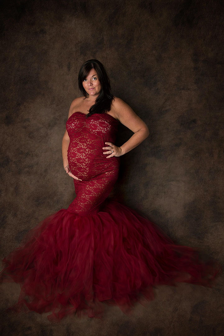 stunning lasy in red tulle dress photographed by Leeds maternity photographer 